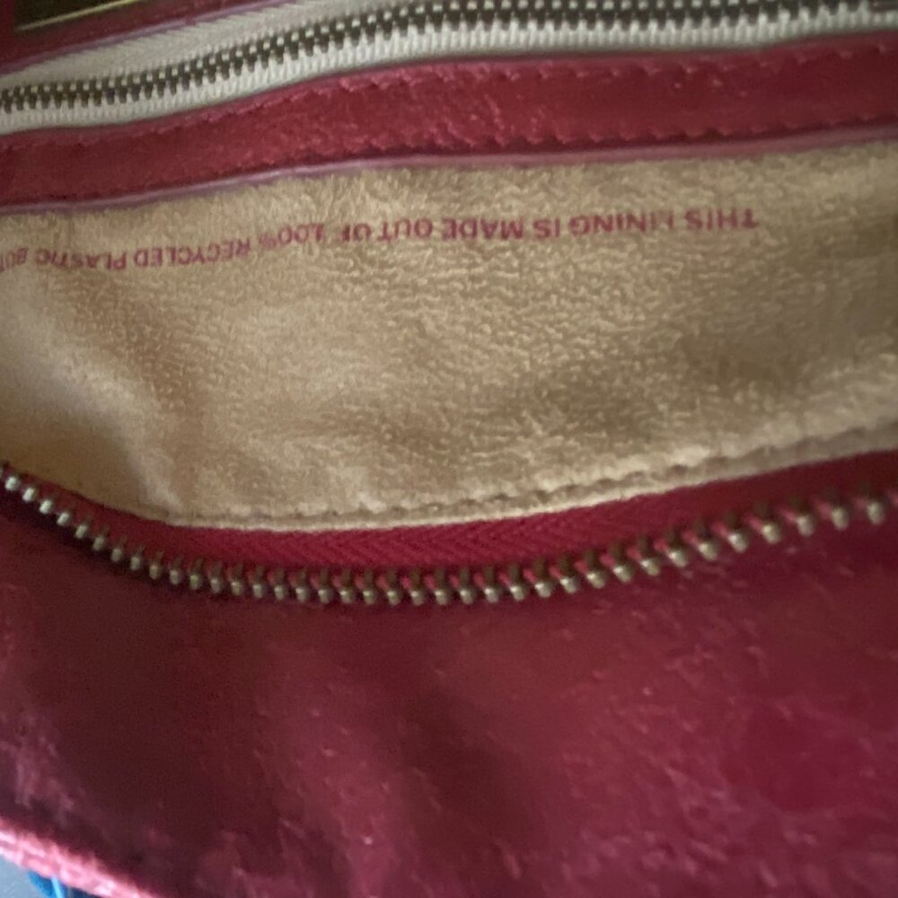 Matt and Nat Red Handbag Gold hardware - Picture 5 of 6